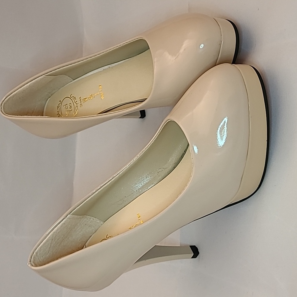 Very light nude pumps